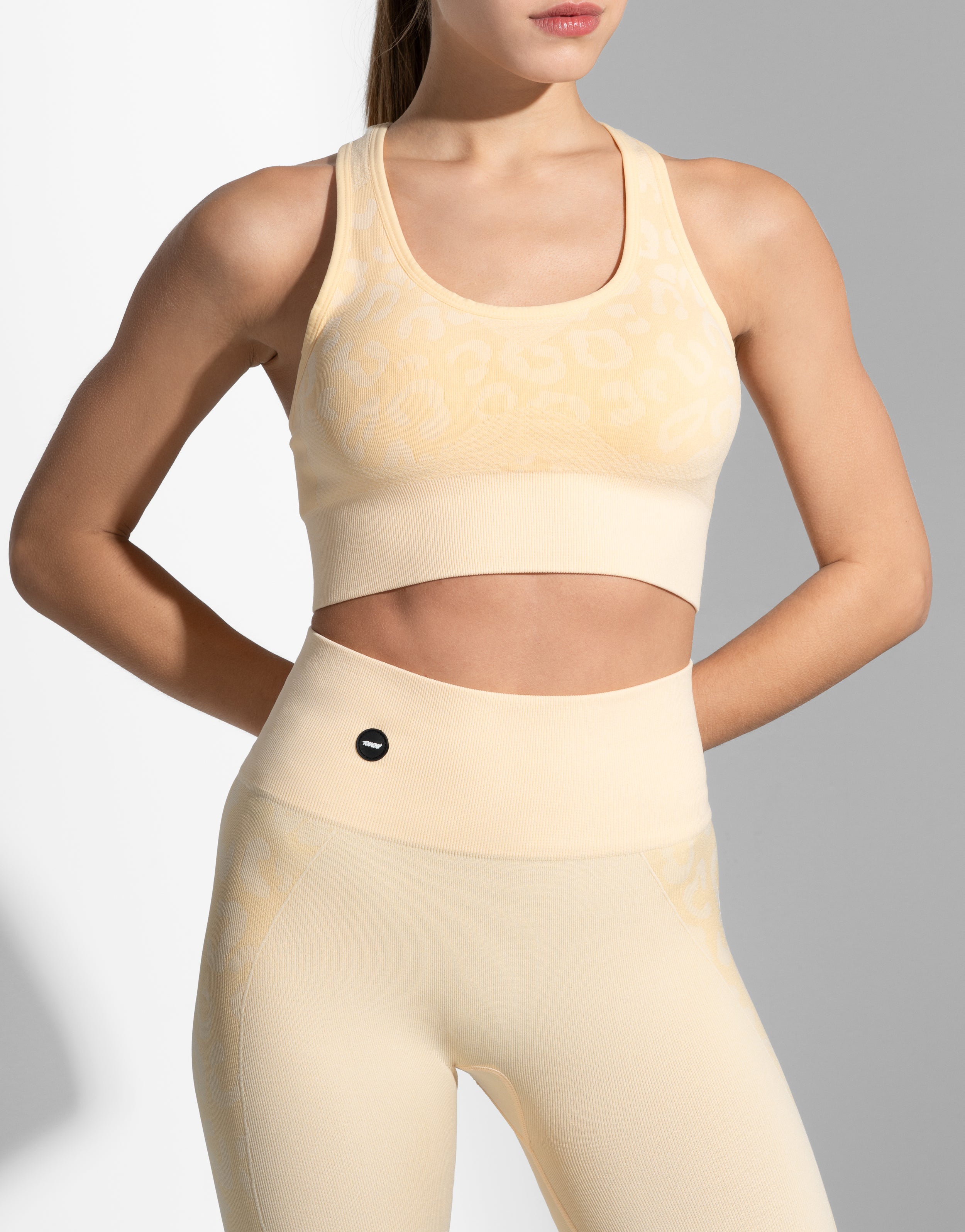 SHAPE YELLOW TOP SEAMLESS